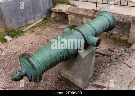 Eine alte Schiffskanone. Die geheime Haubitze des Schuwalow-Systems aus dem 18. Jahrhundert. Eine der Entwicklungen der Ingenieure des Russischen Reiches. Stockfoto