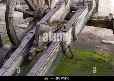 Alter Feldgewehrwagen. Im 18. Jahrhundert befand sich auf diesem Wagen eine Kanone. Das Eisen ist gut erhalten, das Holz ist in schlechtem Zustand. Stockfoto