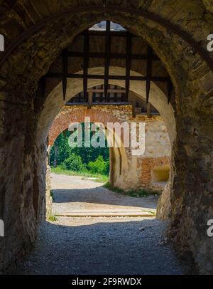 Blick auf ein Tor, das zur festung rasnov führt rumänien Stockfoto