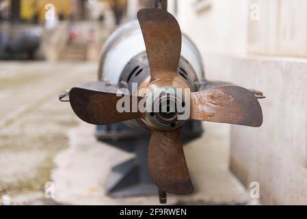 Propeller am Heck des Torpedo. Vierblättriger Propeller auf einem alten sowjetischen Torpedo. Stockfoto