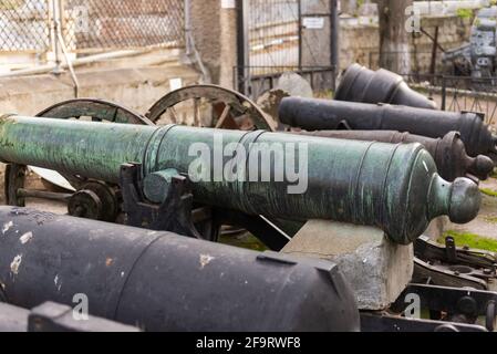 Eine alte Schiffskanone. Waffen auf einem Sockel in einem historischen Gebäude in Sewastopol. Stockfoto