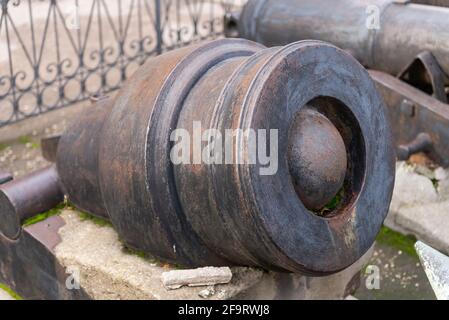 Eine alte Schiffskanone. Montierte Haubitze. Der Kern im Lauf der Waffe. Stockfoto