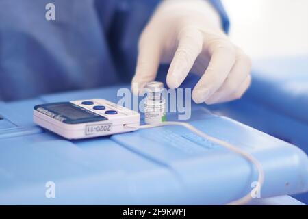 Das Pfizer BioNTech-Impfstofffläschchen Stockfoto