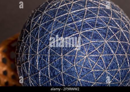 Temari-Kugeln, ein Handarbeitsball im traditionellen japanischen Stil. Japanische Kultur. Nahaufnahme Weihnachtsgeschenk. Stockfoto