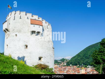 Die Bastion des Weißen Turms wurde im Mittelalter in halbrunder Form errichtet, um die Festung von Brasov zu schützen. Siebenbürgen, Rumänien. Stockfoto