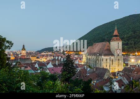 Blick auf die schwarze Kirche und das historische Zentrum rumäniens Stadt brasov bei Sonnenuntergang Stockfoto