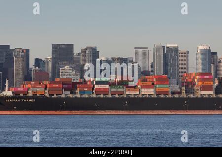 Das Containerschiff Seaspan Thames wartet am Montag, den 19. April 2021, in der Elliott Bay im Hafen von Seattle auf die Entladung. Stockfoto