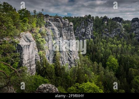 Die Bastei ist eine Felsformation, die über der Elbe im Elbsandsteingebirge in Deutschland, Dreden, Sachsen, ragt Stockfoto