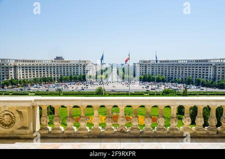 Blick auf den Platz der Verfassung von der Terrasse des rumänischen parlaments. Stockfoto