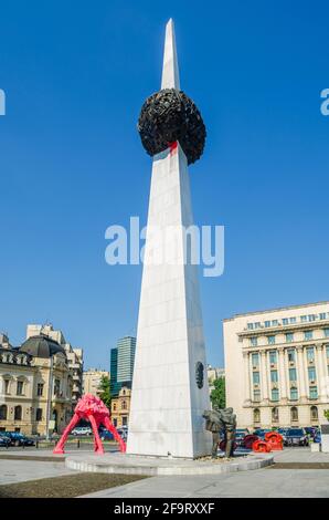 Denkmal der Wiedergeburt auf dem Revolutionsplatz in der Innenstadt von Bukarest, gemacht für den Ruhm der Helden aus der Revolution von 1989. Stockfoto