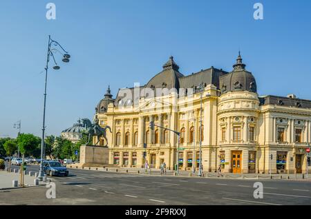 Die alte Zentraluniversitätbibliothek in Bukarest befindet sich in der 'Calea Victoriei' Avenue in der Nähe des Konstitutionsplatzes. Stockfoto