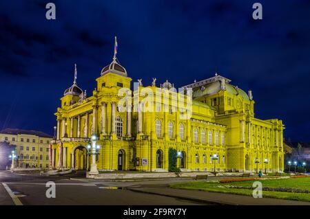 Kroatisches Nationaltheater in Zagreb am Abend Stockfoto