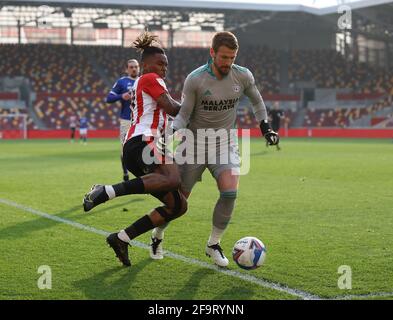 Brentford, London, England, 20. April 2021. Alex Smithies von Cardiff City missschätzt das Tempo des Balls, das Ivan Toney von Brentford während des Sky Bet Championship-Spiels im Brentford Community Stadium, London, fast zulässt. Bildnachweis sollte lauten: David Klein / Sportimage Kredit: Sportimage/Alamy Live News Stockfoto