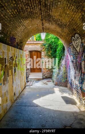 Blick auf einen Fußgängertunnel, der unter der Seilbahn zu führt Der Plotrscak-Turm in der kroatischen Hauptstadt zagreb Stockfoto