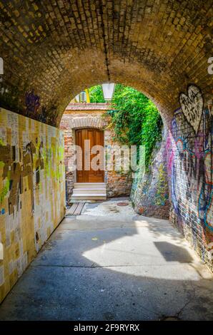 Blick auf einen Fußgängertunnel, der unter der Seilbahn zu führt Der Plotrscak-Turm in der kroatischen Hauptstadt zagreb Stockfoto
