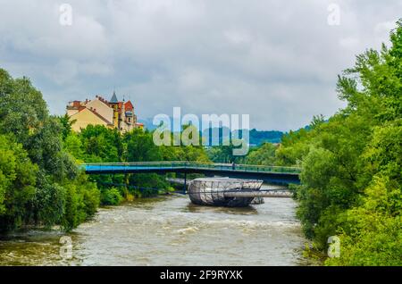 Die künstliche Insel an der Mur in Graz am 30. Mai 2015 im Frühling, ein berühmtes Wahrzeichen, genannt Murinsel, sehr beliebt bei Grazer Touri Stockfoto