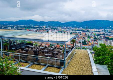 Blick auf die Terrasse eines Gartenrestaurants auf Die Spitze des schlosses schlossberg in der österreichischen Stadt graz Stockfoto