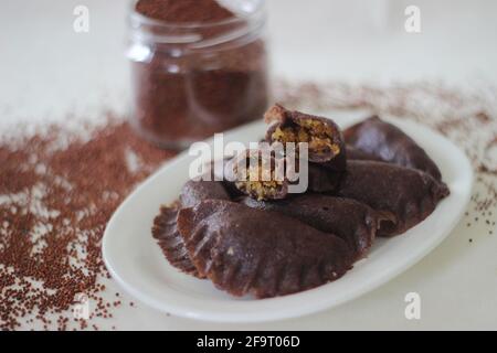 Gedünstete Knödel aus Fingerhirse-Mehl. Es ist mit Kokosnuss und Zacken gefüllt, um es süßer zu machen. Eine experimentelle Version des beliebten Reis di Stockfoto