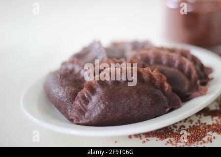 Gedünstete Knödel aus Fingerhirse-Mehl. Es ist mit Kokosnuss und Zacken gefüllt, um es süßer zu machen. Eine experimentelle Version des beliebten Reis di Stockfoto