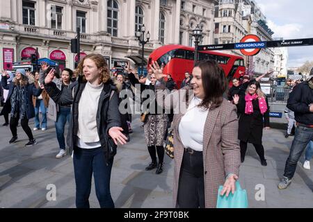 Passanten treffen sich am 11. April 2021 im Piccadilly Circus in London, Großbritannien, mit einem Gruppentanz. Nach monatelanger Sperre waren die Teilnehmer voller Freude und Zweisamkeit, um in der Stadt zu sein und Spaß mit so vielen anderen Menschen zu haben. Stockfoto