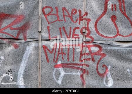 BLM Black lebt Materie und andere Graffiti in Waterloo am 13. April 2021 in London, Großbritannien. Black Lives Matter ist eine internationale Menschenrechtsbewegung, die ihren Ursprung in der afroamerikanischen Gemeinschaft hat und sich gegen Gewalt und systemischen Rassismus gegenüber Schwarzen engagiert. Stockfoto