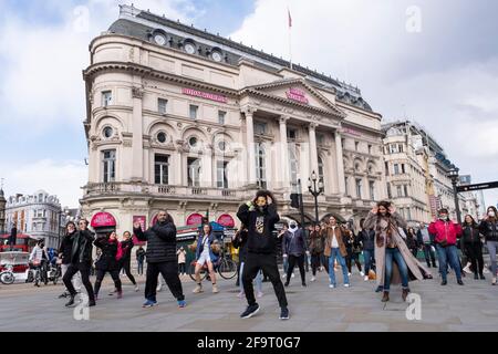 Passanten treffen sich am 11. April 2021 im Piccadilly Circus in London, Großbritannien, mit einem Gruppentanz. Nach monatelanger Sperre waren die Teilnehmer voller Freude und Zweisamkeit, um in der Stadt zu sein und Spaß mit so vielen anderen Menschen zu haben. Stockfoto