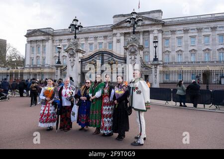 Nach dem Tod von Prinz Philip, Herzog von Edingburgh, vor dem Buckingham Palace am 11. April 2021 in London, Großbritannien, kommt die polnische Familie in traditionellem Highlander-Kleid an, um Blumengebete zu legen. Nach seinem Tod im Alter von 99 Jahren am 9. April 2021 haben Mitglieder der Öffentlichkeit Blumen vor den Toren der königlichen Residenz gelegt. Prinz Philip, Herzog von Edinburgh war ein Mitglied der britischen königlichen Familie als Ehemann von Elizabeth II.. Philip wurde in die griechischen und dänischen Königsfamilien geboren. Stockfoto