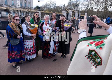 Nach dem Tod von Prinz Philip, Herzog von Edingburgh, vor dem Buckingham Palace am 11. April 2021 in London, Großbritannien, kommt die polnische Familie in traditionellem Highlander-Kleid an, um Blumengebete zu legen. Nach seinem Tod im Alter von 99 Jahren am 9. April 2021 haben Mitglieder der Öffentlichkeit Blumen vor den Toren der königlichen Residenz gelegt. Prinz Philip, Herzog von Edinburgh war ein Mitglied der britischen königlichen Familie als Ehemann von Elizabeth II.. Philip wurde in die griechischen und dänischen Königsfamilien geboren. Stockfoto