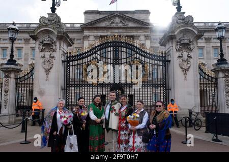 Nach dem Tod von Prinz Philip, Herzog von Edingburgh, vor dem Buckingham Palace am 11. April 2021 in London, Großbritannien, kommt die polnische Familie in traditionellem Highlander-Kleid an, um Blumengebete zu legen. Nach seinem Tod im Alter von 99 Jahren am 9. April 2021 haben Mitglieder der Öffentlichkeit Blumen vor den Toren der königlichen Residenz gelegt. Prinz Philip, Herzog von Edinburgh war ein Mitglied der britischen königlichen Familie als Ehemann von Elizabeth II.. Philip wurde in die griechischen und dänischen Königsfamilien geboren. Stockfoto