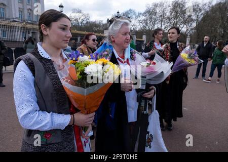 Nach dem Tod von Prinz Philip, Herzog von Edingburgh, vor dem Buckingham Palace am 11. April 2021 in London, Großbritannien, kommt die polnische Familie in traditionellem Highlander-Kleid an, um Blumengebete zu legen. Nach seinem Tod im Alter von 99 Jahren am 9. April 2021 haben Mitglieder der Öffentlichkeit Blumen vor den Toren der königlichen Residenz gelegt. Prinz Philip, Herzog von Edinburgh war ein Mitglied der britischen königlichen Familie als Ehemann von Elizabeth II.. Philip wurde in die griechischen und dänischen Königsfamilien geboren. Stockfoto