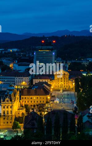 Blick auf den Kongressplatz und den Star Park der Universität von Ljubljana vom Burgturm in der Dämmerung kurz nach Sonnenuntergang, Ljubljana, Slowenien Stockfoto