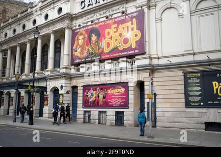 Geschlossene Türen des Garrick Theatre, das Death Drop im West End zeigt, während die nationale Coronavirus-Sperre drei fortgesetzt wird und die Theater am 14. April 2021 in London, Großbritannien, geschlossen bleiben müssen. Stockfoto