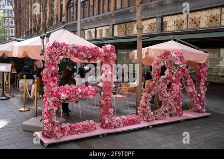 Blumenschmuck vor dem EL&N Restaurant in der vornehmen Gegend von Knightsbridge am 14. April 2021 in London, Großbritannien. Knightsbridge ist eines der Hauptgebiete für exklusive Luxusgüter in West London. Es ist bekannt als ein Viertel, in dem die Reichen und Reichen einkaufen, vor allem für High-End-Mode und Schmuck. Stockfoto