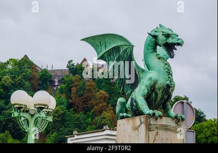 Berühmte Drachenbrücke (Zmajski am meisten), Symbol der Ljubljana, Hauptstadt von Slowenien, Europa. Stockfoto