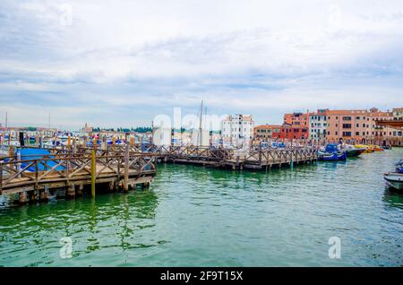 Blick auf eine Gruppe von Ankerbooten in der italienischen Stadt venedig Stockfoto