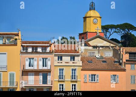 Panoramablick auf die Architektur von Provençal und den barocken Église Paroissiale Notre Dame de l'Assomption Uhrenturm in Saint-Tropez, Frankreich. Stockfoto