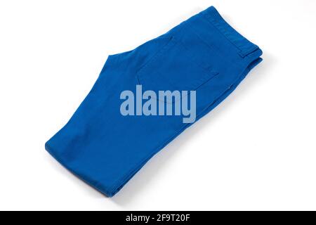 Blaue Jeans isoliert auf weißem Hintergrund. Gefaltete Hose oder Hose im lässigen Stil. Stockfoto