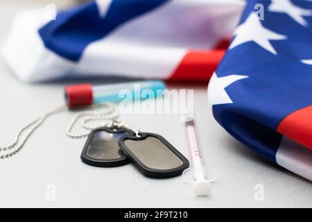 Armeeabzeichen auf dem Hintergrund der amerikanischen Flagge, Medizin Stockfoto