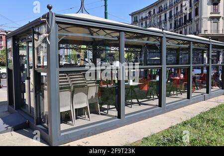 Napoli: Bar chiuso auf der Piazza Carlo III Stockfoto