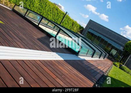 IPE Wood Pool Deck Design, wunderschöne Ipe Hartholz-Terrasse um den Swimming Pool Rand Stockfoto