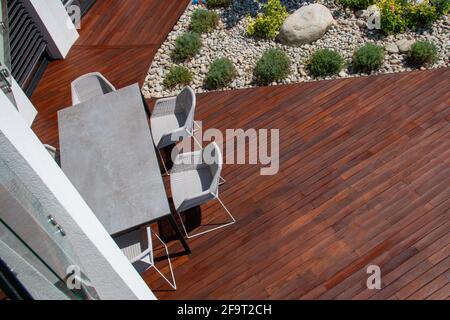 IPE-Terrasse mit Holzterrasse und Esstisch aus Beton im Freien, architektonischer Blick von außen Stockfoto