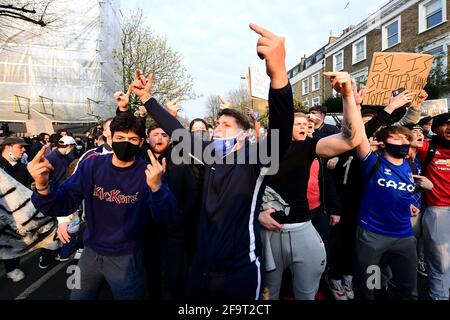 Fans protestieren vor der Stamford Bridge, London, gegen Chelseas Beteiligung an der neuen Europäischen Super League. Bilddatum: Dienstag, 20. April 2021. Stockfoto