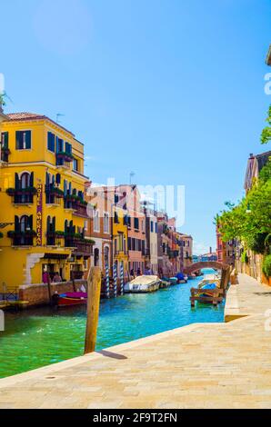 Blick auf einen kleinen Kanal während des hellen sonnigen Tages führt Zum guidecca Kanal in der italienischen Stadt venedig Stockfoto