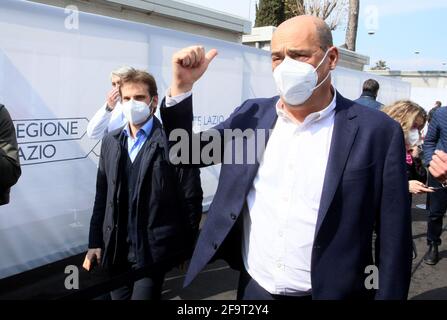 Rom, Italien. April 2021. Rom, Neues Impfzentrum gegen Covid 19 in Cinecitta im Bild Studio 20: Nicola Zingaretti Präsident der Region Latium Kredit: Unabhängige Fotoagentur/Alamy Live News Stockfoto