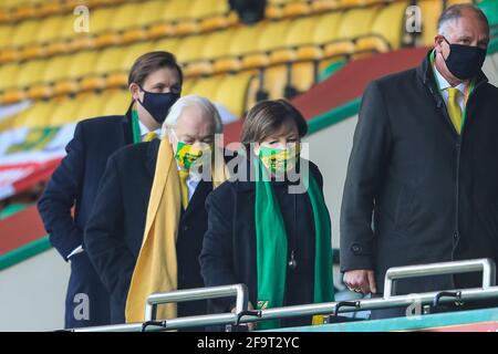 Delia Smith Eigentümer von Norwich City und ihr Mann Michael Wynn Jones auf der Tribüne Stockfoto