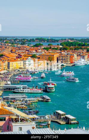 Luftaufnahme einer Anlegestelle an der riva degli schiavoni in der Nähe des markusplatzes in der italienischen Stadt venedig Stockfoto