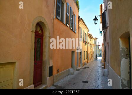 Typische Häuser im Provençal-Stil mit ockerfarbenen Stuckwänden im historischen Zentrum von Saint-Tropez, an der französischen Riviera. Stockfoto