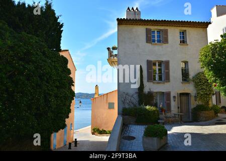 Typisches Haus im Provençal-Stil am Strand von La Ponche in Saint-Tropez an der französischen Riviera. Stockfoto