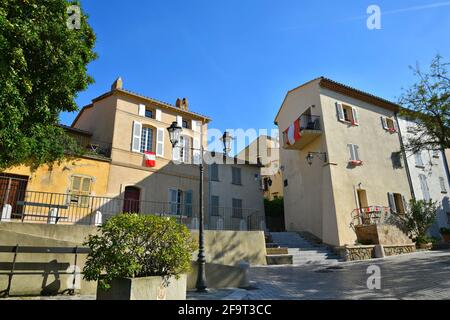 Häuser im typischen Provençal-Stil mit ockerfarbenen Stuckwänden am Strand La Ponche von Saint-Tropez an der französischen Riviera. Stockfoto