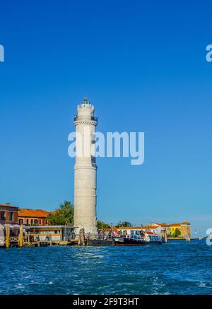 Der Turm des Leuchtturms auf der Insel der Glasbläser von Murano - Venedig, Italien Stockfoto